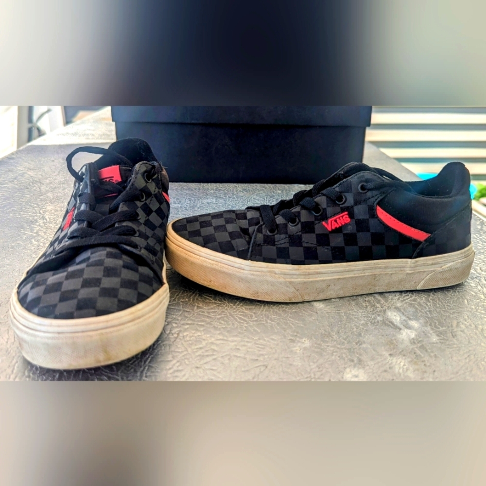 Vans Low Top Checkered Black & Red - Size 4